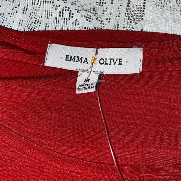 EMMA & OLIVE Red top. Size medium NWT - Picture 3 of 5